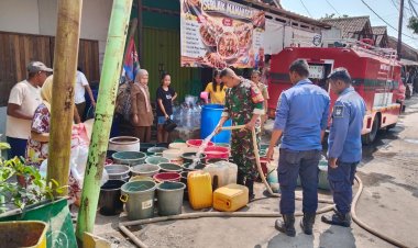 Tak Henti Bantu Warga di Tengah Kemarau, Kodim 0614/Kota Cirebon Kembali Salurkan Air Bersih ke Argasunya